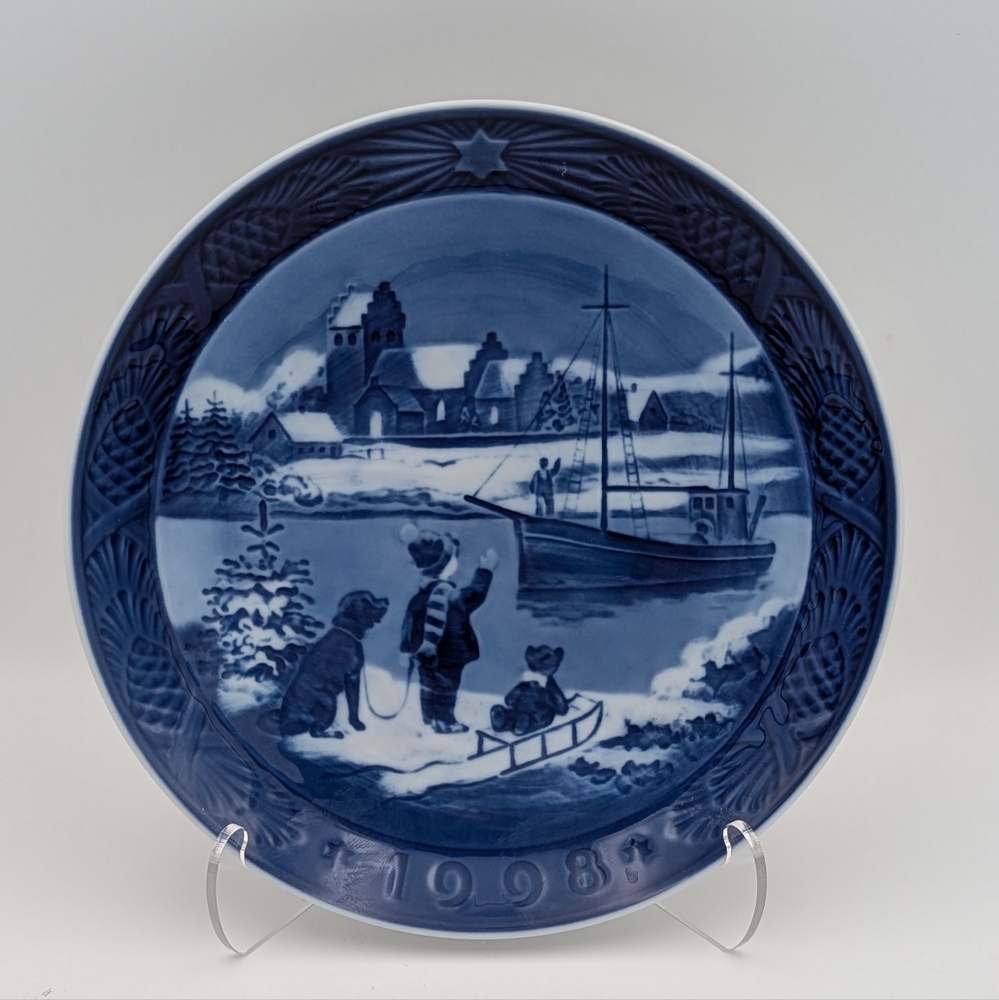 Royal Copenhagen "Annual Christmas" Plate - Welcome Home 1998 Cobalt Blue